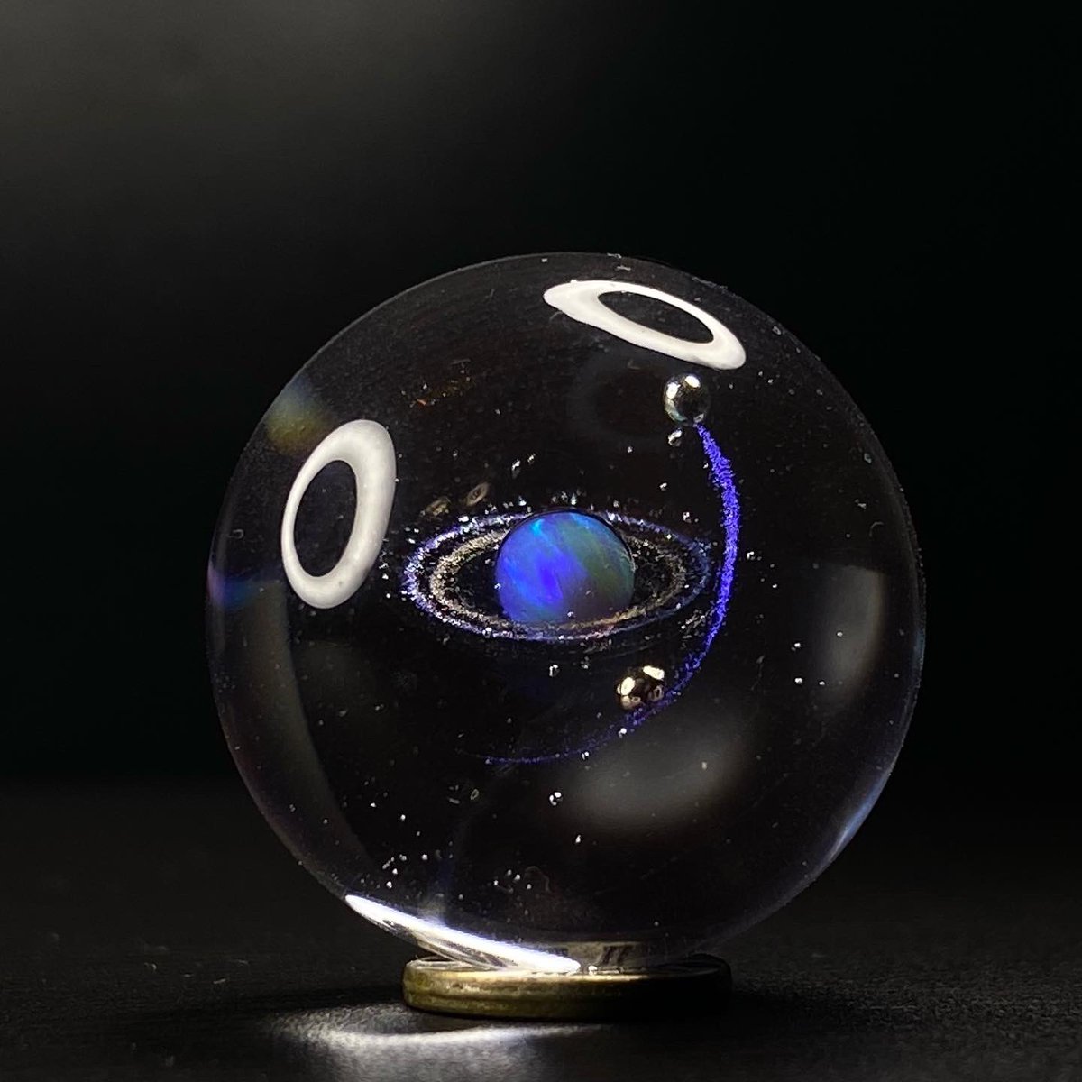 nS10ec6bj6bRm4Z's tweet photo. 【伴侶】
母星系を巣立った星の子は道すがら星間物質をその身に取り込み、質量を徐々に増大させて行く。
時折、取り込まれず軌道に乗った物質塊は共に成長し、旅の終着点で「月」となる。
なお、その数は1つとは限らない…
minneにて販売です。
#宇宙レジン #astronomy #惑星の環 #planetring https://t.co/zi4orDaq5v
