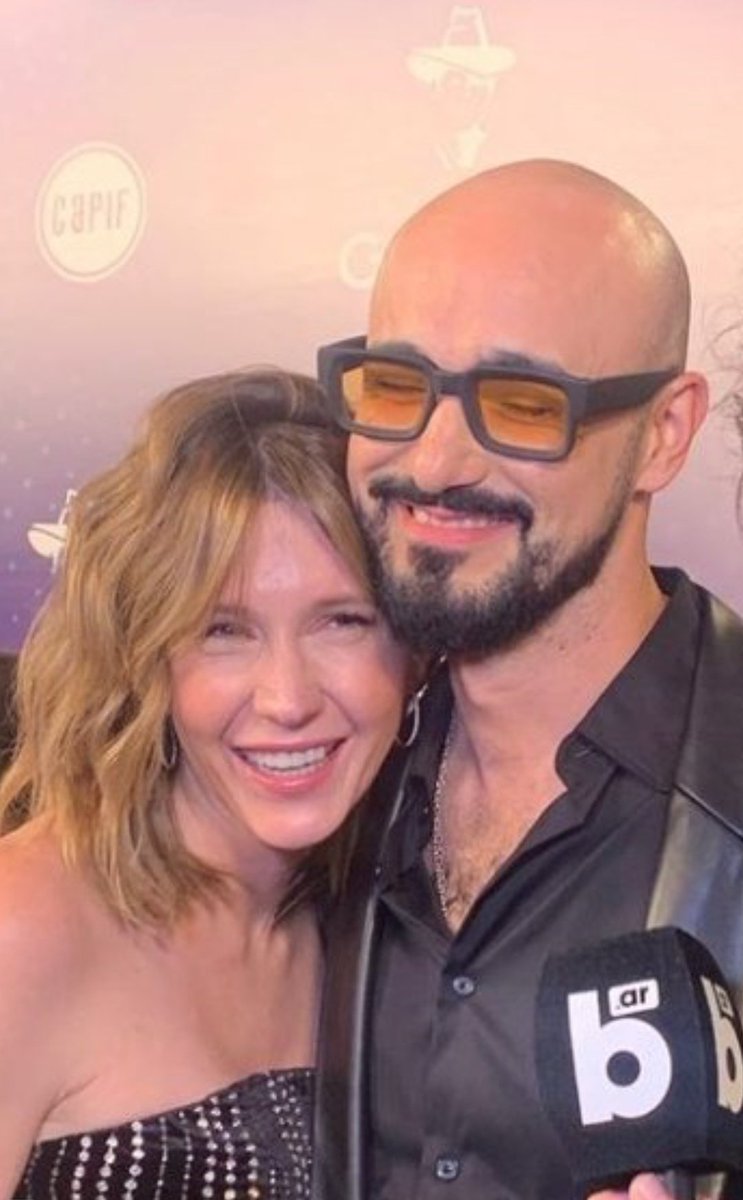 LoreYelineich1's tweet photo. Amo ver a este Ser feliz !!
Felicitaciones @AbelPintos por el mejor álbum #ElAmorEnMiVida
Sin dudas es el mejor álbum 🤍,te quiero con todo mi corazón!
Felicitacioneeees ...
Merecido reconocimiento,soy feliz tu música mi refugio #ElAmorEnMiVida 💕
#PremiosGardel2022 https://t.co/IbcgN3bTcX