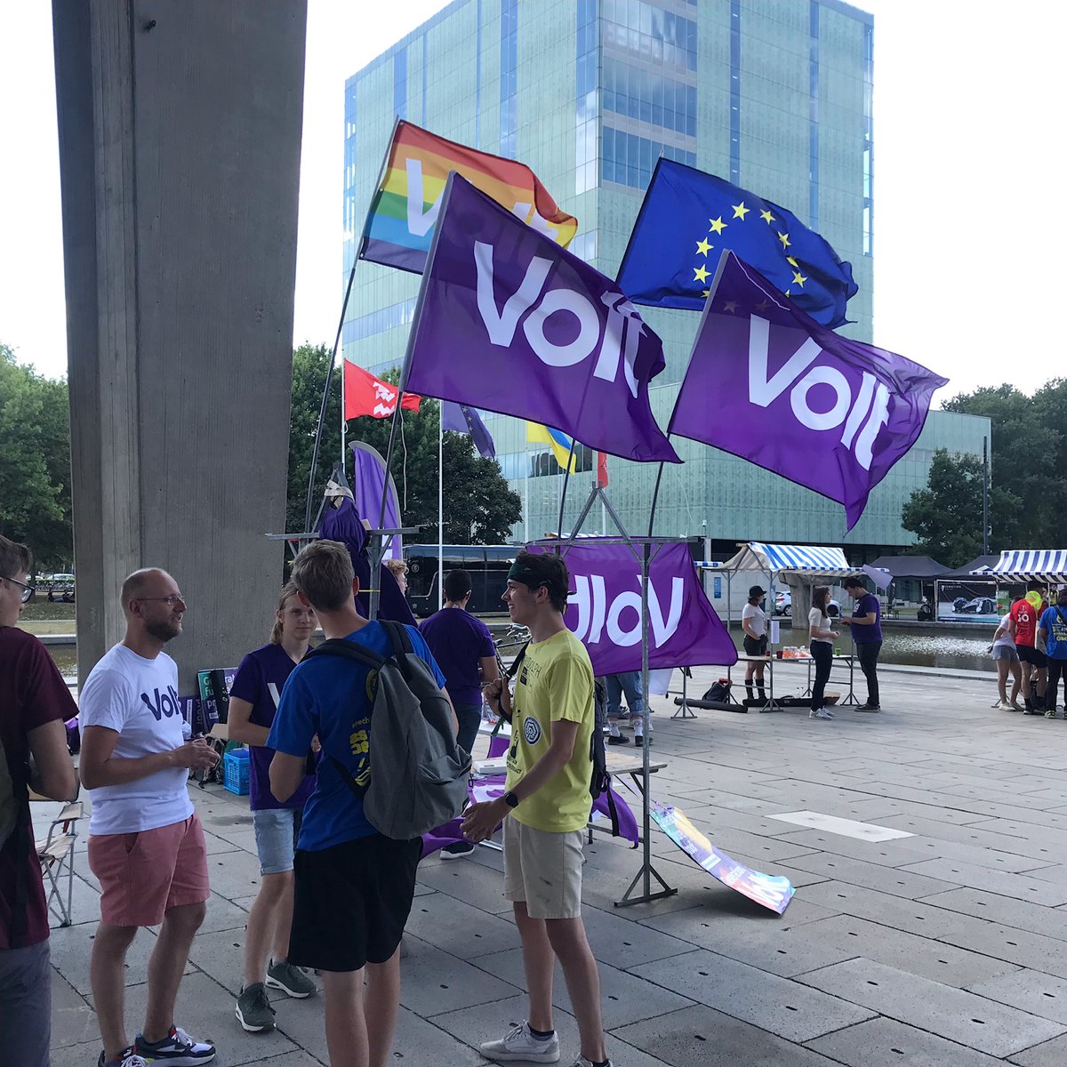 Volt_Eindhoven's tweet photo. --English below--
Gister stonden we op de #intromarkt van de @TUeindhoven! We hebben veel aankomende studenten gesproken over de 5+1 challenges van Volt en de zogenoemde 'kiddo's' uitgenodigd voor onze volgende meetup op 14 september! https://t.co/aFQ96WBkE8