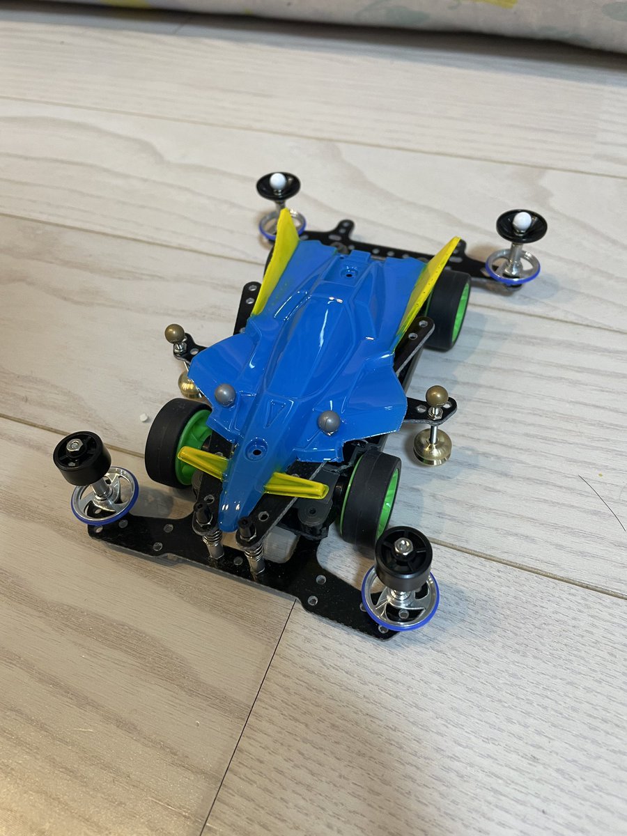 miniyonku_com's tweet photo. 初のmsフレキとボディ提灯にチャレンジ！
ちゃんと走るか心配。
軽量シャーシ使ってみたけど、スイッチのところが外れや���いのはなんでなんだろう？
#ミニ四駆
#msフレキ
#ボディ提灯 https://t.co/NSp45Sbn5j