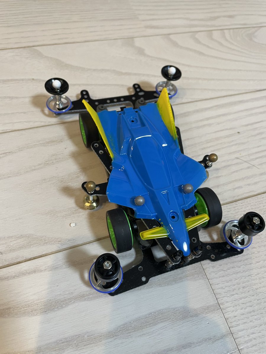 miniyonku_com's tweet photo. 初のmsフレキとボディ提灯にチャレンジ！
ちゃんと走るか心配。
軽量シャーシ使ってみたけど、スイッチのところが外れや���いのはなんでなんだろう？
#ミニ四駆
#msフレキ
#ボディ提灯 https://t.co/NSp45Sbn5j
