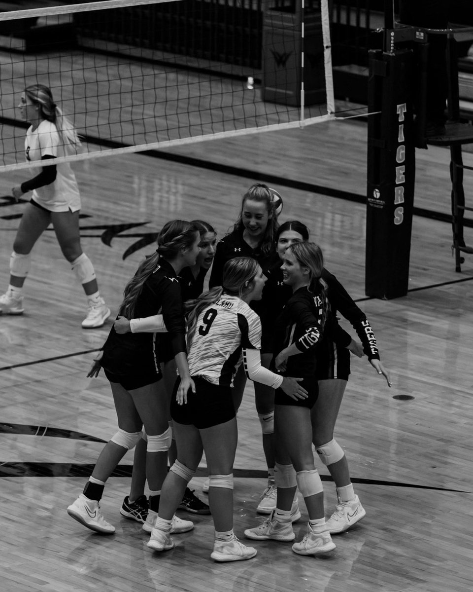 Willard varsity finished 4-2 at the jamboree! The VolleyTigers split with Reeds Spring and Springfield Catholic, and won both sets against El Dorado. Thank you to the teams who travelled to play, and the fans who came to support!