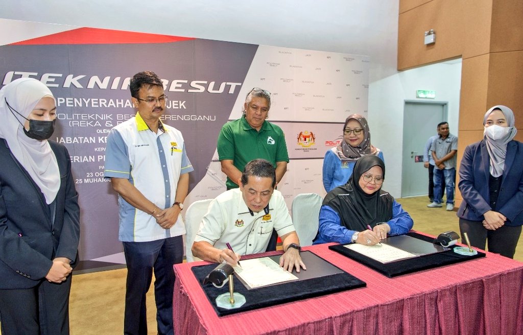 Majlis Penyerahan Projek Pembinaan Politeknik Besut Trg dimana projek ini dapat disiapkan 53hari awal dr tempoh semasa dan disempurnakan oleh Pgrh YBrs.
<a href="/IrHjMdridzwan/">IrHjMdridzwan</a> juga turut hadir Pgrh CKP,TKP Politeknik serta wakil² pakar JKR. 
<a href="/baharuddinali4/">Baharuddin Ali</a> <a href="/JKRTerengganu/">JKR Terengganu</a> <a href="/TeamProjekTrg/">PasukanProjekTrg</a>