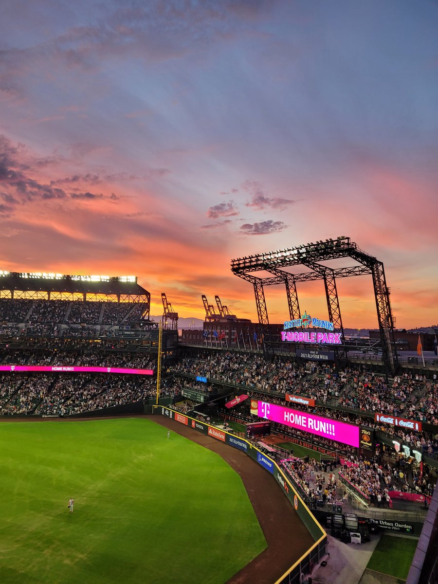 justB_leezy's tweet photo. Just another beautiful day for baseball in the Pacific Northwest.

HOME RUN by @M_Hanny17 at @TMobilePark! ⚾
#sunset #seattle #PNW #goodbyebaseball #WHEREiROOT #TrueToTheBlue #GoMariners #SeaUsRise https://t.co/Vx6MgjXaRV
