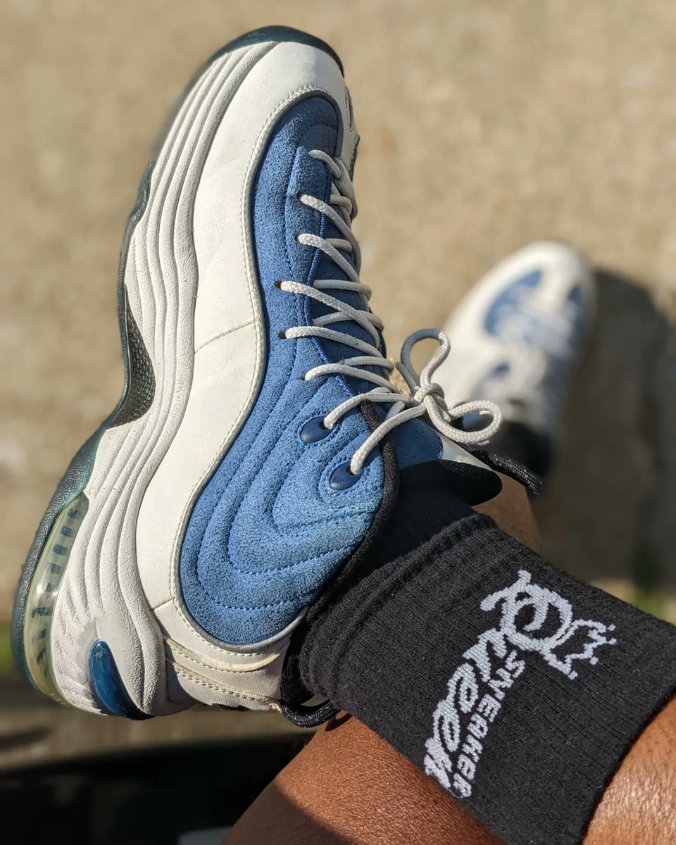 amcmath04's tweet photo. Tuesday! #KOTD #Nike #PennyII #AtlanticBlue #2009 #ashwithkicks #soleangles #queensofsole #shoessofresh #thesolefirm #respectherstyle  #wearyoursneakers #girlwholovessneakers #yoursneakersaredope 

Shoes @nike @iam1cent https://t.co/0Ld0s0nCCT