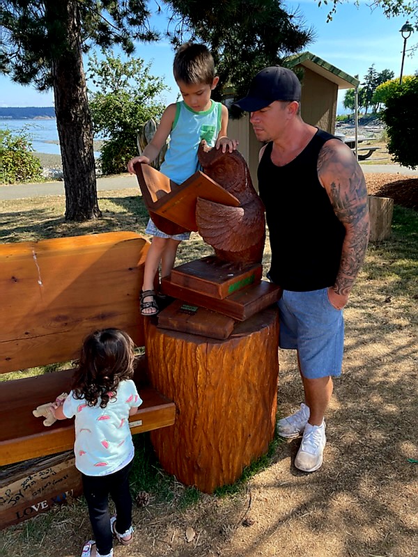 #writingcommunity They say reading helps you become a better writer. Does peering at an old wooden tome over the shoulder of a wise old owl count? #Authors #newauthor