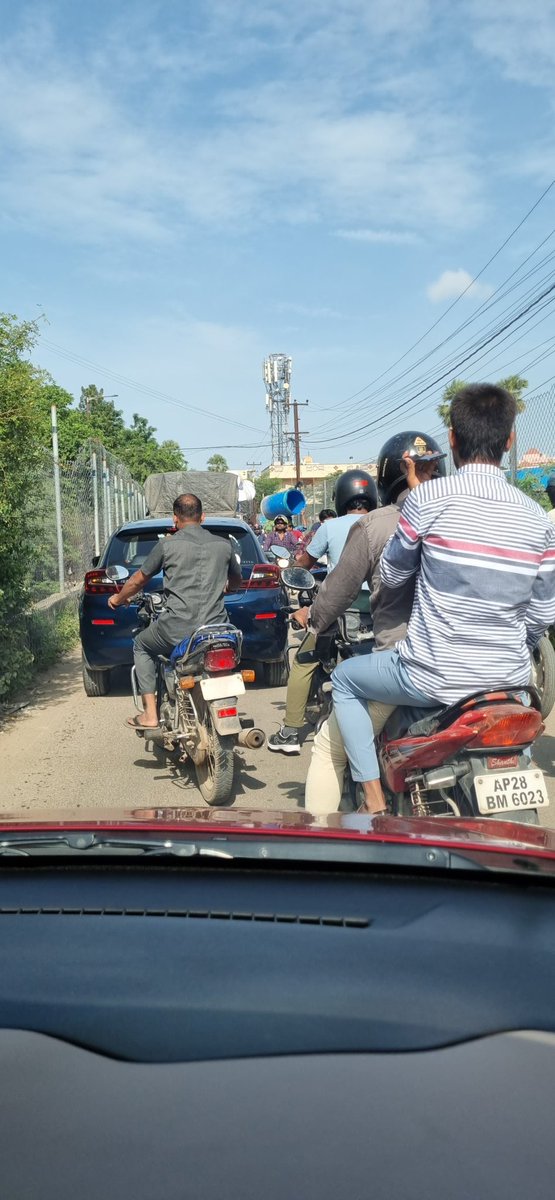 Being_Satish's tweet photo. Heavy jams on pipeline road, bridge is not getting extended despite multiple pleas from residents in the vicinity. To top it heavy vehicles ply at all times, please intervene and help us. @KTRTRS @kp_vivekanand @MinisterKTR https://t.co/bZnwfjXWTL