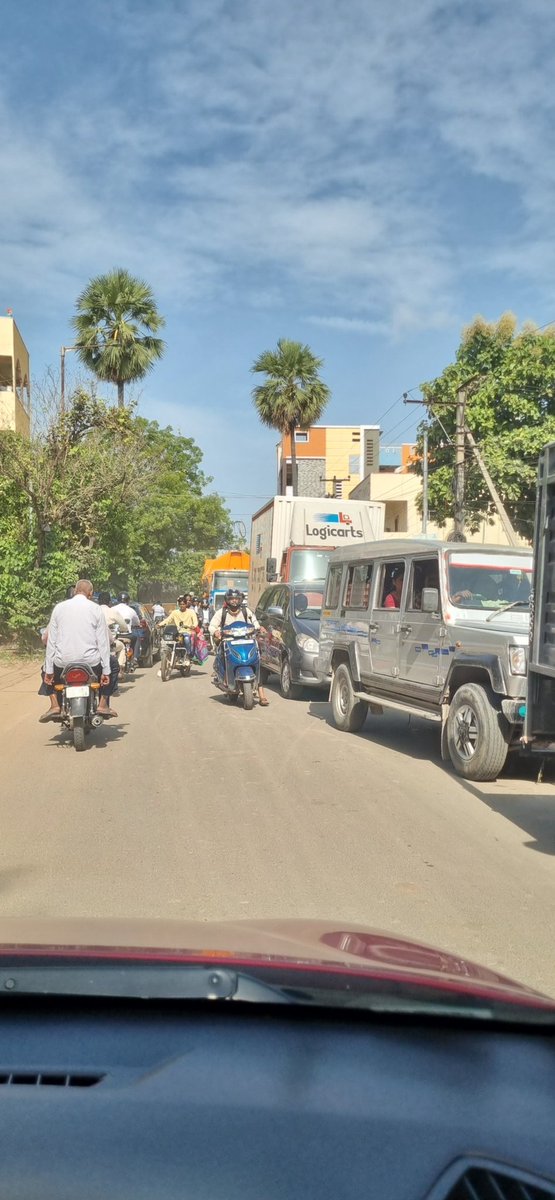 Being_Satish's tweet photo. Heavy jams on pipeline road, bridge is not getting extended despite multiple pleas from residents in the vicinity. To top it heavy vehicles ply at all times, please intervene and help us. @KTRTRS @kp_vivekanand @MinisterKTR https://t.co/bZnwfjXWTL