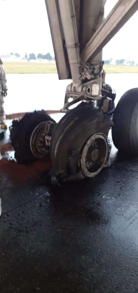 ivancp25's tweet photo. Estado de las ruedas del tren de aterrizaje principal de un #Airbus #A300 de la compañía #Transcarga tras aterrizar ayer en el Aeropuerto de #Eldorado #Bogotá, en. #Colombia. 23-08-22 #Incident #Incidente https://t.co/uVf2zjoHYq
