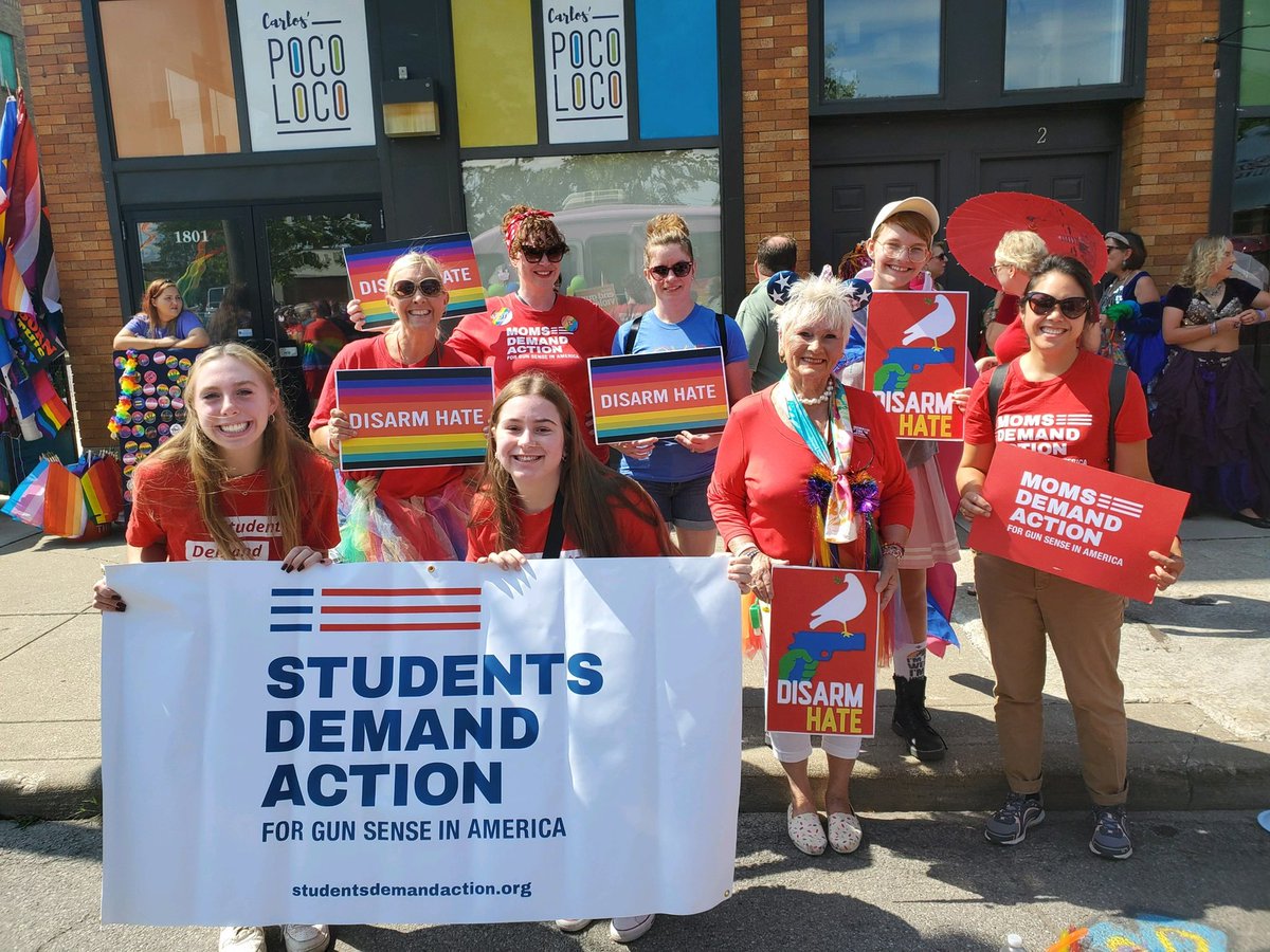 SDAtoledo's tweet photo. Last weekend we celebrated Toledo Pride alongside our Ohio @MomsDemand volunteers and our local gun sense candidates! Check it out ⬇️🏳️‍🌈 @flint_queen @ErikaForOhio @JeffaCrossman @StudentsDemand https://t.co/YpFLPjeTMF