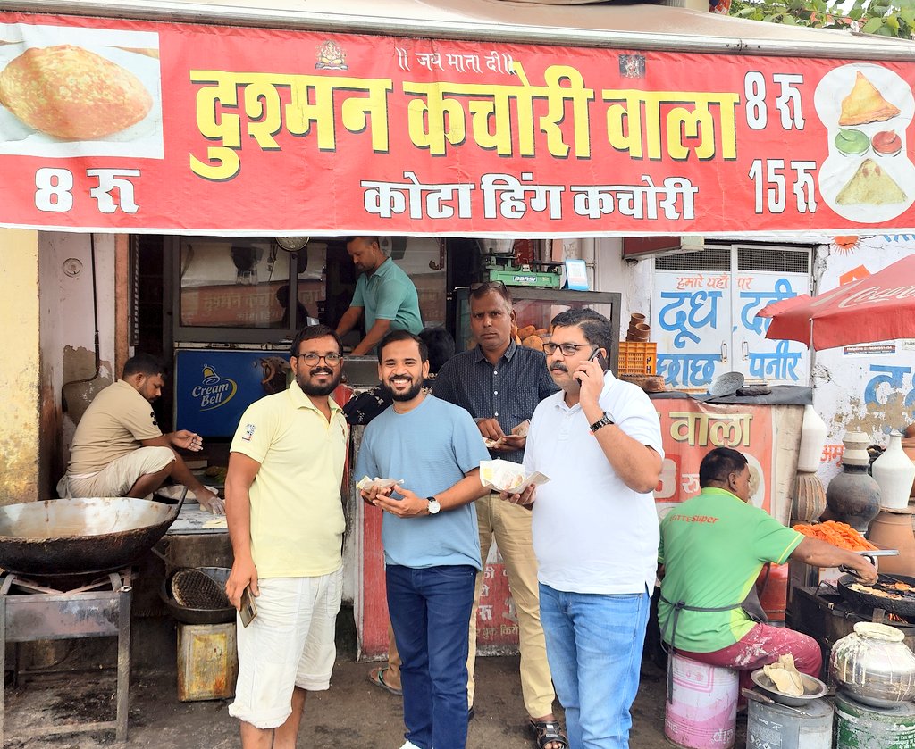 Rjkartik's tweet photo. आज ऑफिस वाले दोस्तों के साथ दिल्ली जाने से पहले दुश्मन कचोरी खाई :) https://t.co/T9vUgTbLku