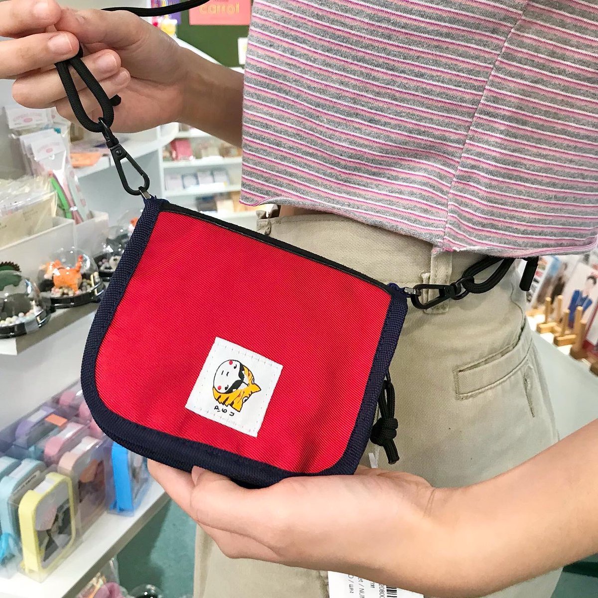 jackfruitsaurus's tweet photo. Tiger Wallet 680฿ 🐯✨🫶🏻💖
กระเป๋าสตางค์ จาก @ngd_goods ✨🫶🏻
สามารถสะพายหรือถอดสายใช้เดี่ยวๆก็ได้ดีสุดๆไปเลยยย🥹
ทำจากผ้าไนลอน กันน้ำได้ เหมาะกับหน้าฝนตอนนี้มาก🌧
มีช่องให้ใส่เยอะมาก ทั้งแบงค์ บัตรต่างๆและมีช่องใส่เหรียญด้วย✨
มีให้เลือก 6 สีนะคับ (แดง/น้ำตาล/เหลือง/ดำ/ม่วง/ส้ม) https://t.co/dsIRhlBQhj