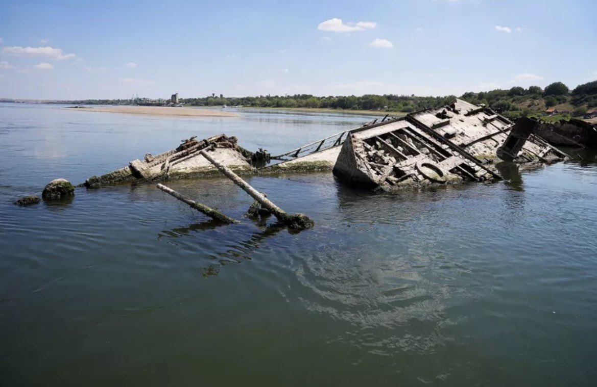 AureCasse's tweet photo. Une des conséquences de la sécheresse : des navires nazis refont surface dans le Danube, en Serbie. Des épaves encore chargées d’explosif… Photos Reuters de Fedja Grulovic. https://t.co/77ujDgeR6O