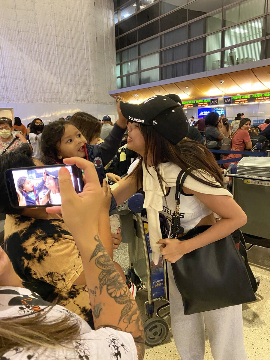 StevieAngeles's tweet photo. 💫 Safe travels to our #StarMagic30BeyondtheStars gang! @maymayentrata07 @kdestrada_ @alexailacad @officialsabmusi ❤️💚💙 some lucky kapamilya got to take a few selfies with them. Y’all come back again soon! 👀 just noticed that KD’s guitar case is pretty cool.  #kdlex https://t.co/ghrWhi8l4L