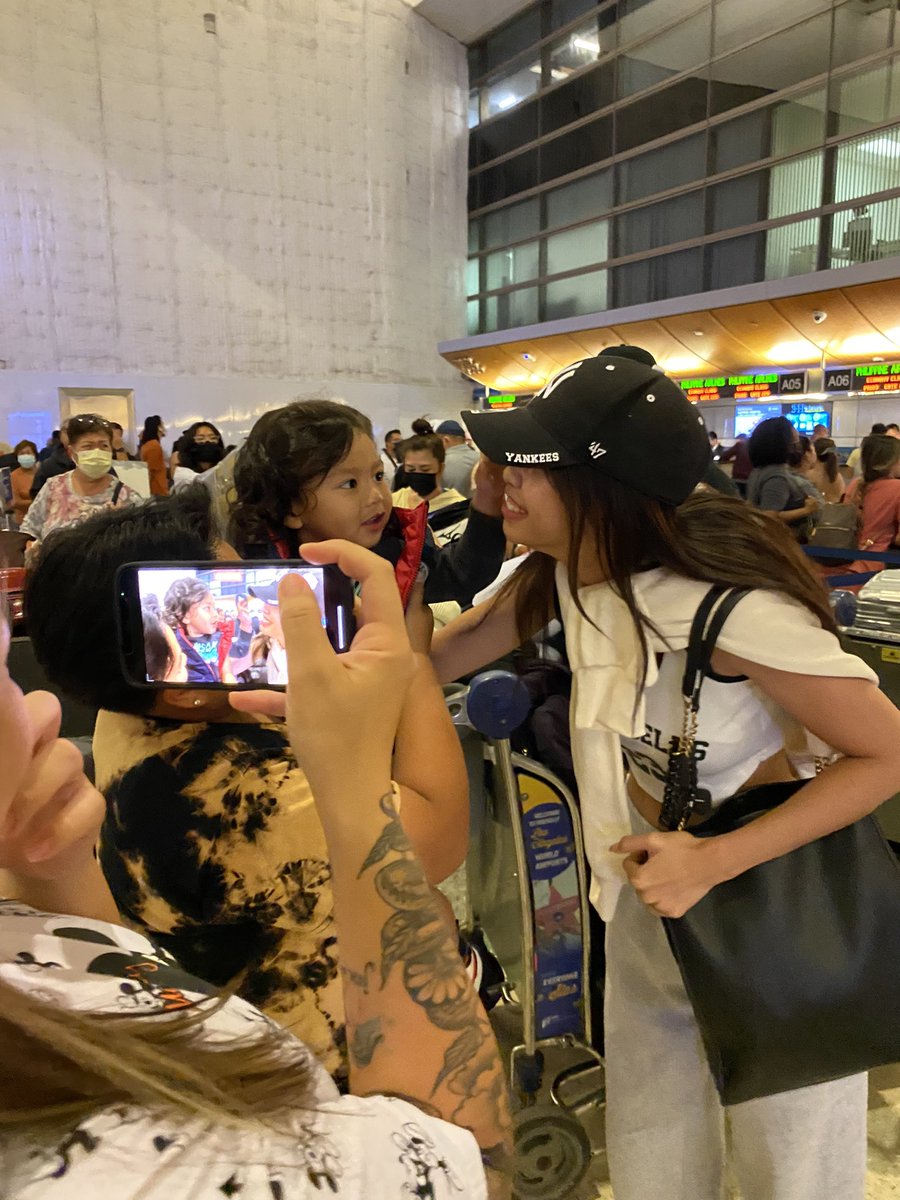 StevieAngeles's tweet photo. 💫 Safe travels to our #StarMagic30BeyondtheStars gang! @maymayentrata07 @kdestrada_ @alexailacad @officialsabmusi ❤️💚💙 some lucky kapamilya got to take a few selfies with them. Y’all come back again soon! 👀 just noticed that KD’s guitar case is pretty cool.  #kdlex https://t.co/ghrWhi8l4L