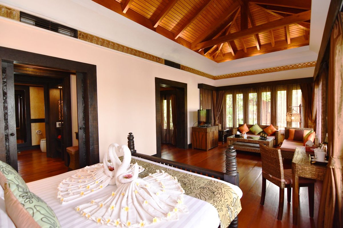 aureum_palace's tweet photo. Pagoda View villa offers a spacious sense of place decorated with teak furnishings, separate bathtub and a private veranda to enjoy lake-view with a gentle breeze.                                  Contact number-09940096000
#aureumpalacehotelandresortBagan #bagan #relaxation https://t.co/O5wTtWAOsv