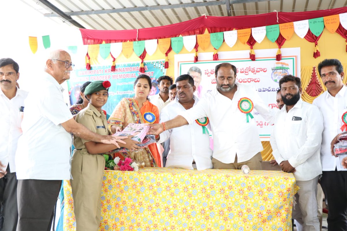 AdarshSindhu's tweet photo. Participated in the closing ceremony of Swatantra Bharatha Vajrotsavam celebrations at ZPHS,BHEL

Later held meeting 'th Swach Auto drivers.Instructed thm to pickup garbage regularly frm all the house holds&amp;note down who r not utilizing the Swach Auto&amp;throwing garbage on roadside https://t.co/0Yr36tNObq