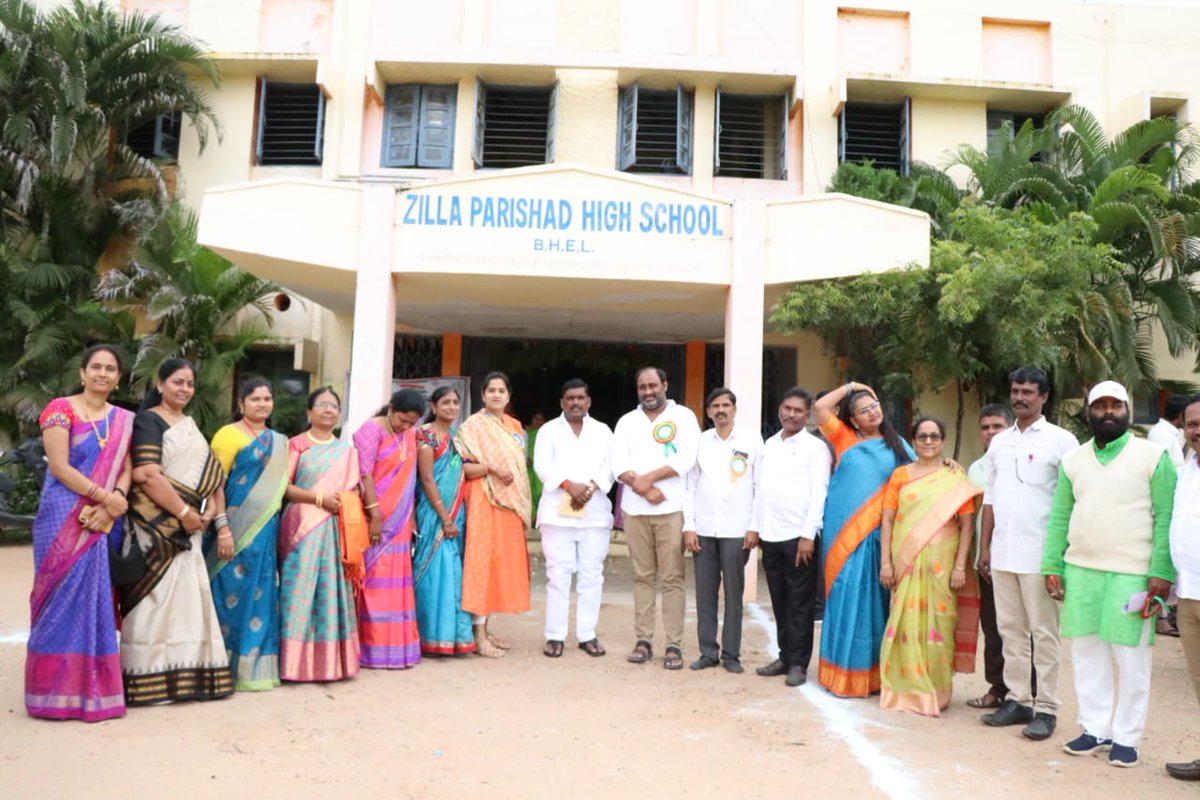 AdarshSindhu's tweet photo. Participated in the closing ceremony of Swatantra Bharatha Vajrotsavam celebrations at ZPHS,BHEL

Later held meeting 'th Swach Auto drivers.Instructed thm to pickup garbage regularly frm all the house holds&amp;note down who r not utilizing the Swach Auto&amp;throwing garbage on roadside https://t.co/0Yr36tNObq