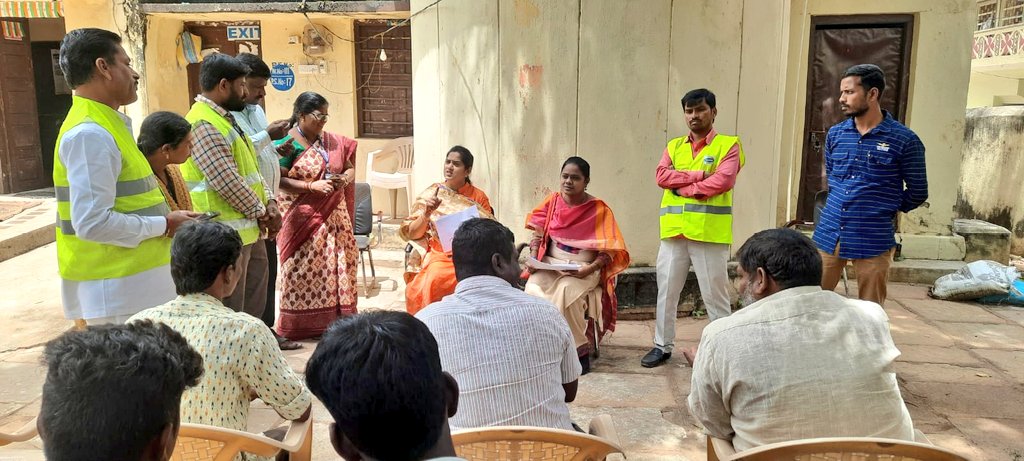 AdarshSindhu's tweet photo. Participated in the closing ceremony of Swatantra Bharatha Vajrotsavam celebrations at ZPHS,BHEL

Later held meeting 'th Swach Auto drivers.Instructed thm to pickup garbage regularly frm all the house holds&amp;note down who r not utilizing the Swach Auto&amp;throwing garbage on roadside https://t.co/0Yr36tNObq