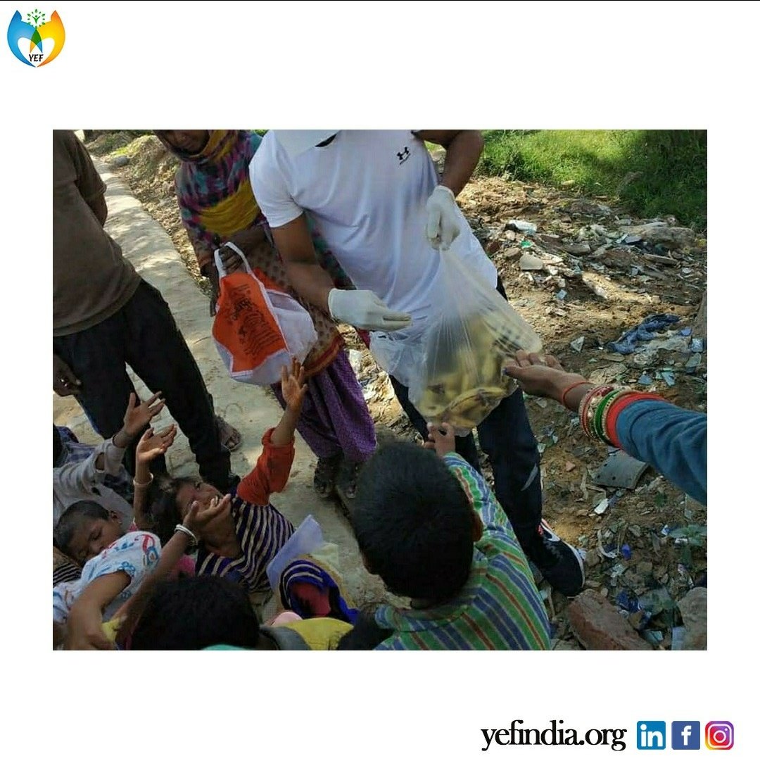 yefindia's tweet photo. "If you ever see someone with less, give them a little of yours". Mr Ashutosh Chaubey, a member of our elite organisation YEF, has served 15 beneficiaries near Hurawali, Gwalior. 

#yefanopportunitybank#helptheneedy#bekindtopeople https://t.co/vi4vbIR6aW