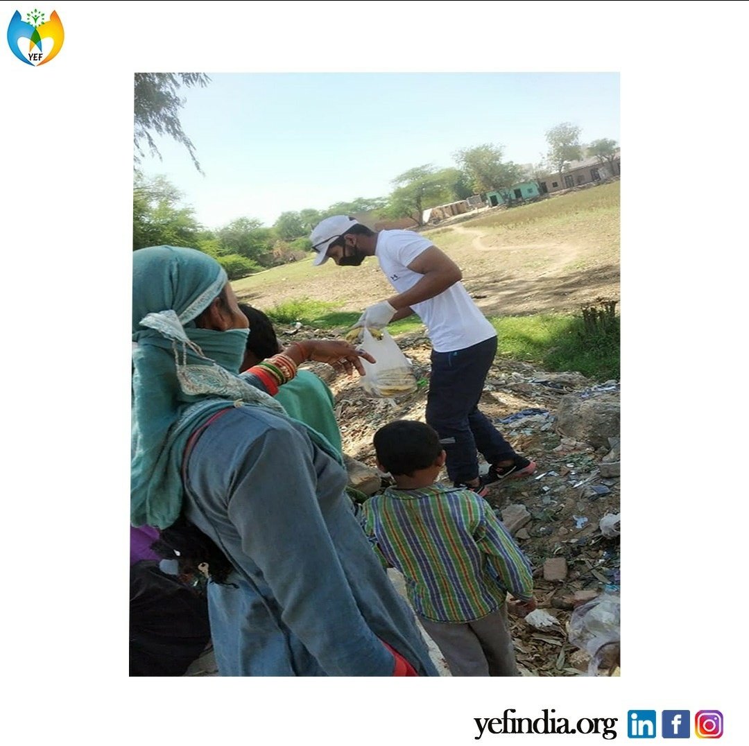 yefindia's tweet photo. "If you ever see someone with less, give them a little of yours". Mr Ashutosh Chaubey, a member of our elite organisation YEF, has served 15 beneficiaries near Hurawali, Gwalior. 

#yefanopportunitybank#helptheneedy#bekindtopeople https://t.co/vi4vbIR6aW
