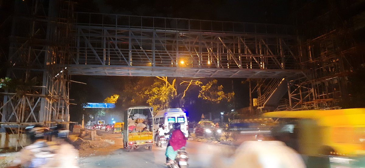 ಇದು ಹೊಸಕೆರೆಹಳ್ಳಿ ಸ್ಕೈವಾಕ್. ಸರ್ಕಲ್ ನಿಂದ ಸ್ವಲ್ಪ ಕೆಳಗೆ, ಲಿಟಲ್ ಫ್ಲವರ್ ಶಾಲೆ ಪಕ್ಕ ಇದೆ. ಮೂರೂ ಕಡೆಯಿಂದ ರಭಸದಿಂದ ಬರುವ ವಾಹನಗಳ ಮಧ್ಯೆ ಇಲ್ಲಿ ರೋಡ್ ದಾಟಲಿಕ್ಕೆ ಎದೆ ಗಟ್ಟಿಯಿರಬೇಕು. ಈ ಸ್ಕೈವಾಕ್ ಯಾಕೆ ಕ್ಲೋಸಾಗಿದೆ? ಯಾವ ಕರ್ಮಕ್ಕೆ ಇದನ್ನ ಕಟ್ಟಲಾಗಿದೆ?
#BBMP 
<a href="/RAshokaBJP/">R. Ashoka</a>