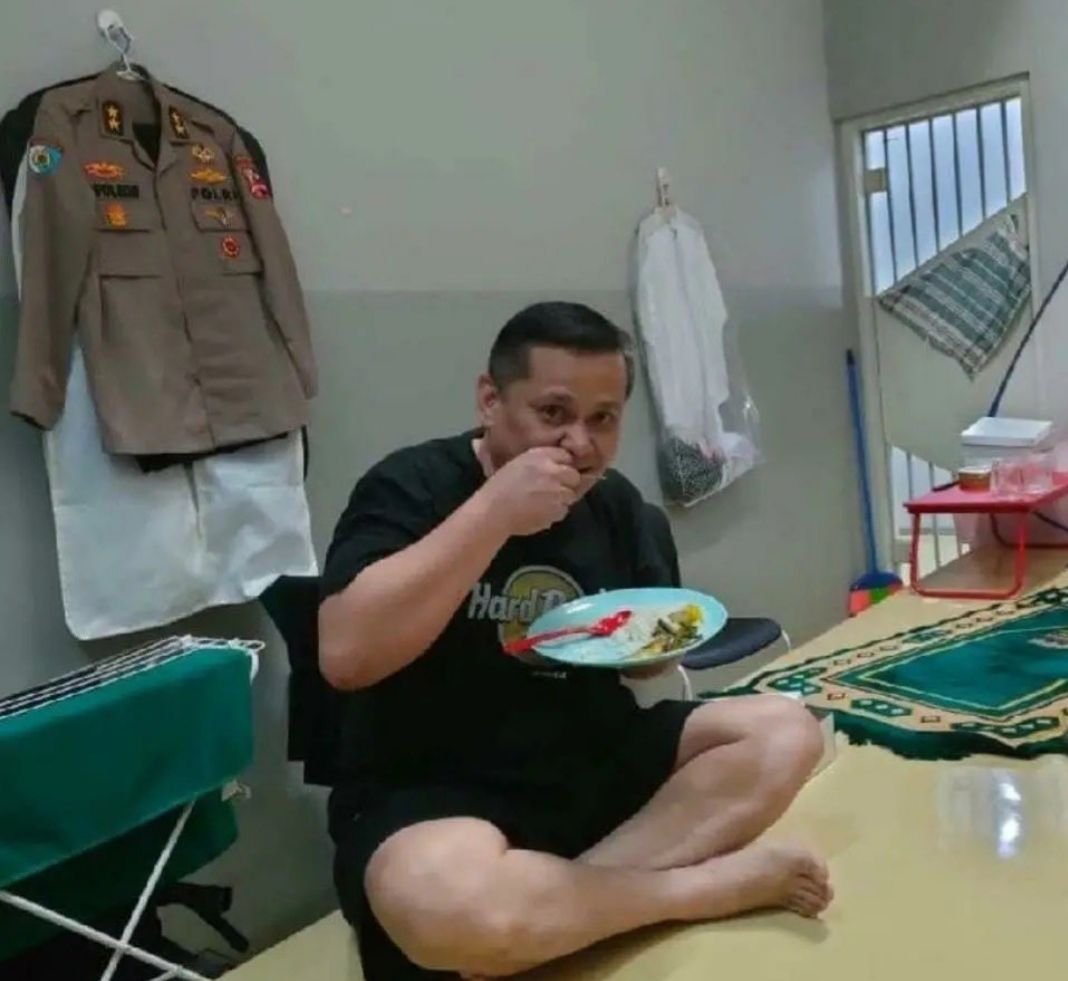 Kalau Irjen Napoleon Bonaperte saat ditahan, Fotonya ada saat sedang berada di tahanan/penjara.

Yang Punya Foto Irjen Ferdy Sambo saat ditahanan/penjara ada yang punya kah? 

Pak <a href="/AimanWitjaksono/">Aiman Witjaksono</a> punya?