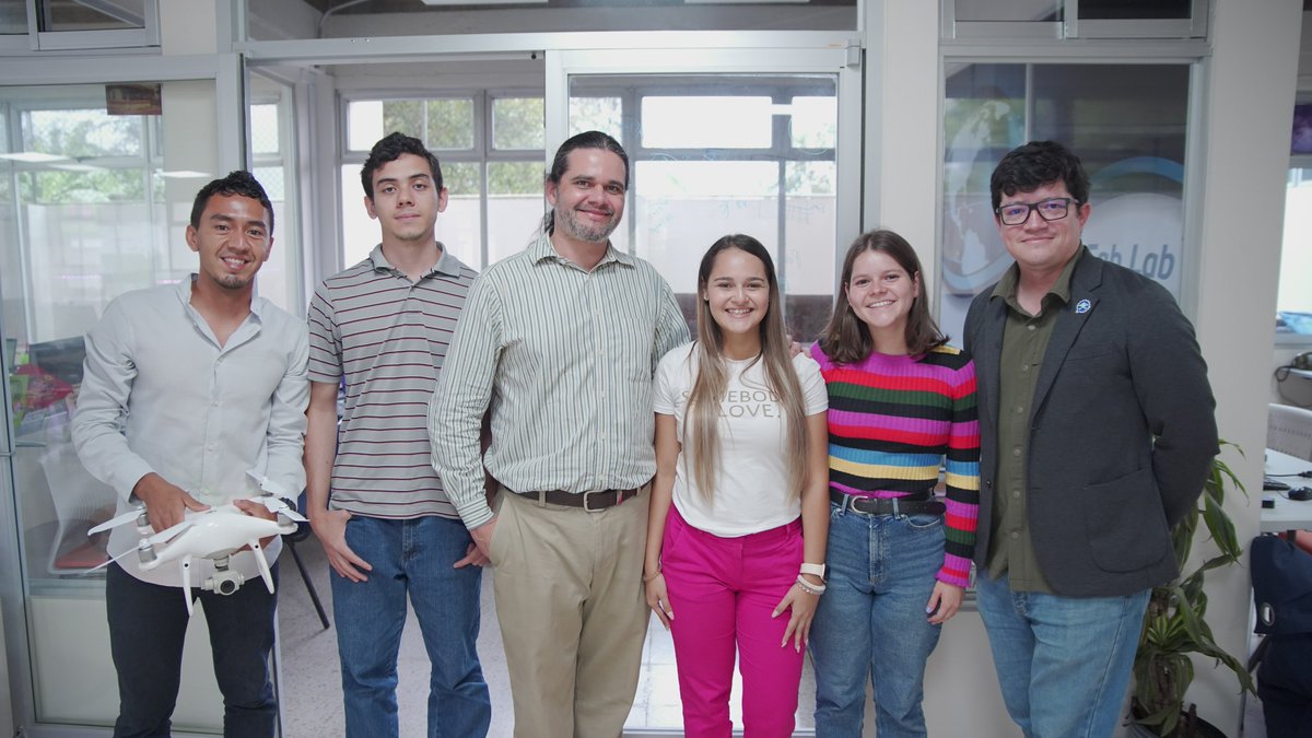 jonamicr's tweet image. Con un equipo de lujo en el #fablab, recibimos este lunes en @IICAnoticias al Excmo. señor Jumaa Rashed Khamis Ahmed Alremeithi, Embajador de los Emiratos Árabes Unidos en Costa Rica @MoFAICUAE 

Orgullosos de cada uno y preparados como equipo para todo reto

📷 @JCsecar