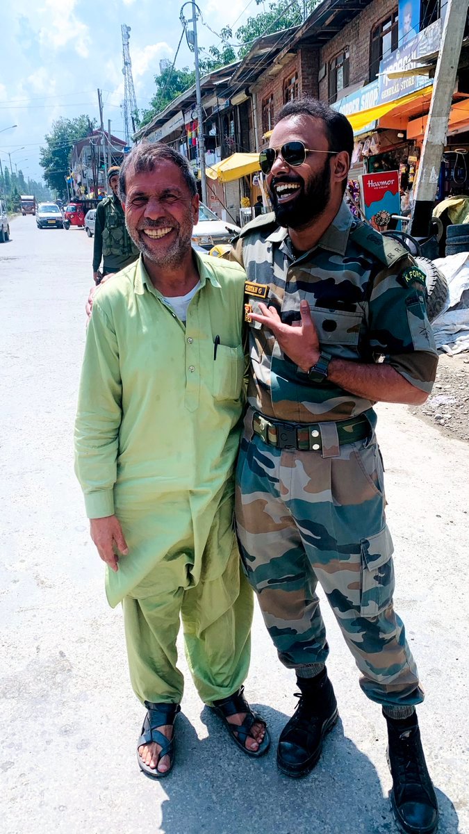 DefenderOfInd's tweet photo. Some pictures don't win Pulitzer Prizes. They win hearts.
For they are real.
#ArmyInKashmir #AwamArmyConnect #IndianArmy
Pic: @ChinarcorpsIA https://t.co/AS4aiU3SEE