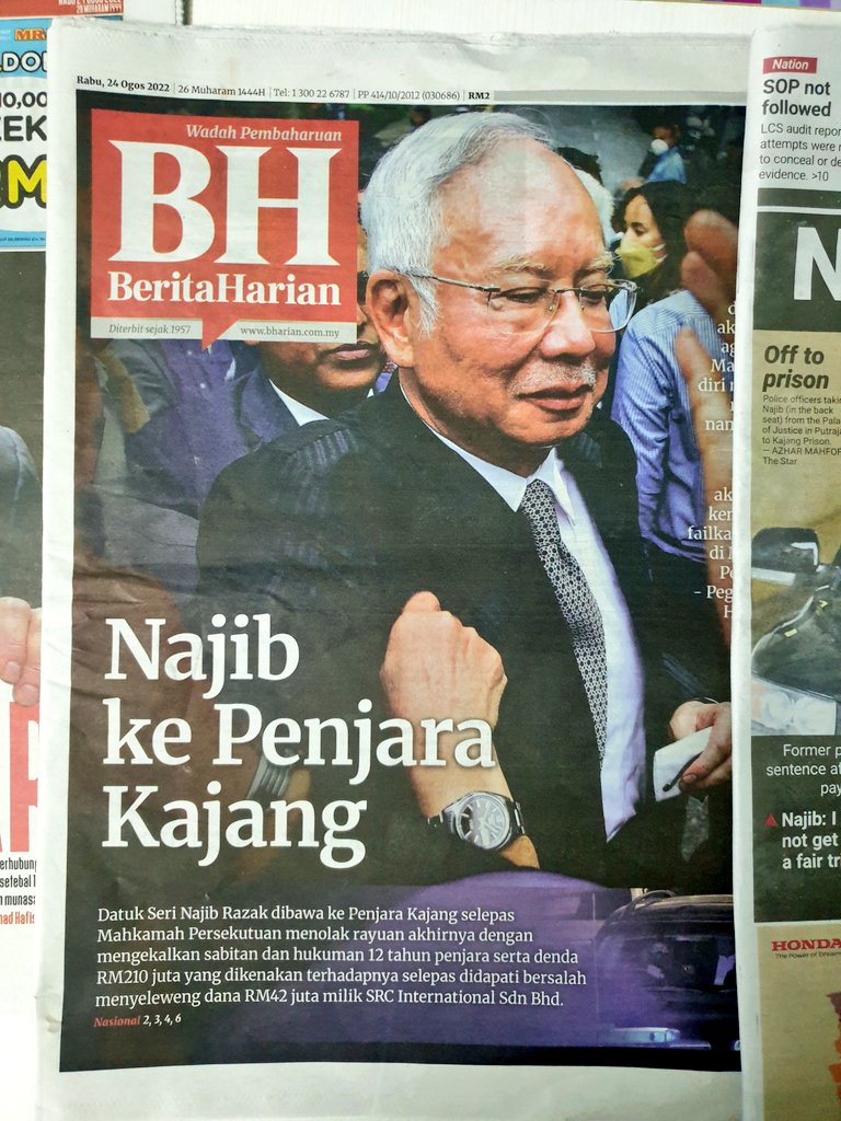 ooikokhin's tweet photo. Some people's hobby = collect stamps, mine = collect newspapers on historic events. Need a better archiving/filing system... #HariIniDalamSejarah #PaperCollector https://t.co/cFY8fip48I