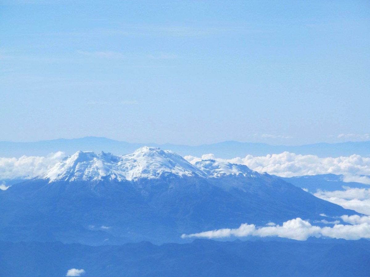 camilam_00's tweet photo. Complejo Volcánico Nevado del Huila, o "Wila" para el pueblo Nasa.
Con el pico más alto de la Cordillera Central (5364 m.s.n.m) y un área glaciar de un poco más de 6 km². Su última erupción fue en noviembre del 2008.

Gracias por dejarte ver y fotografiar. 🏔️ https://t.co/kLU1ZBeFL7