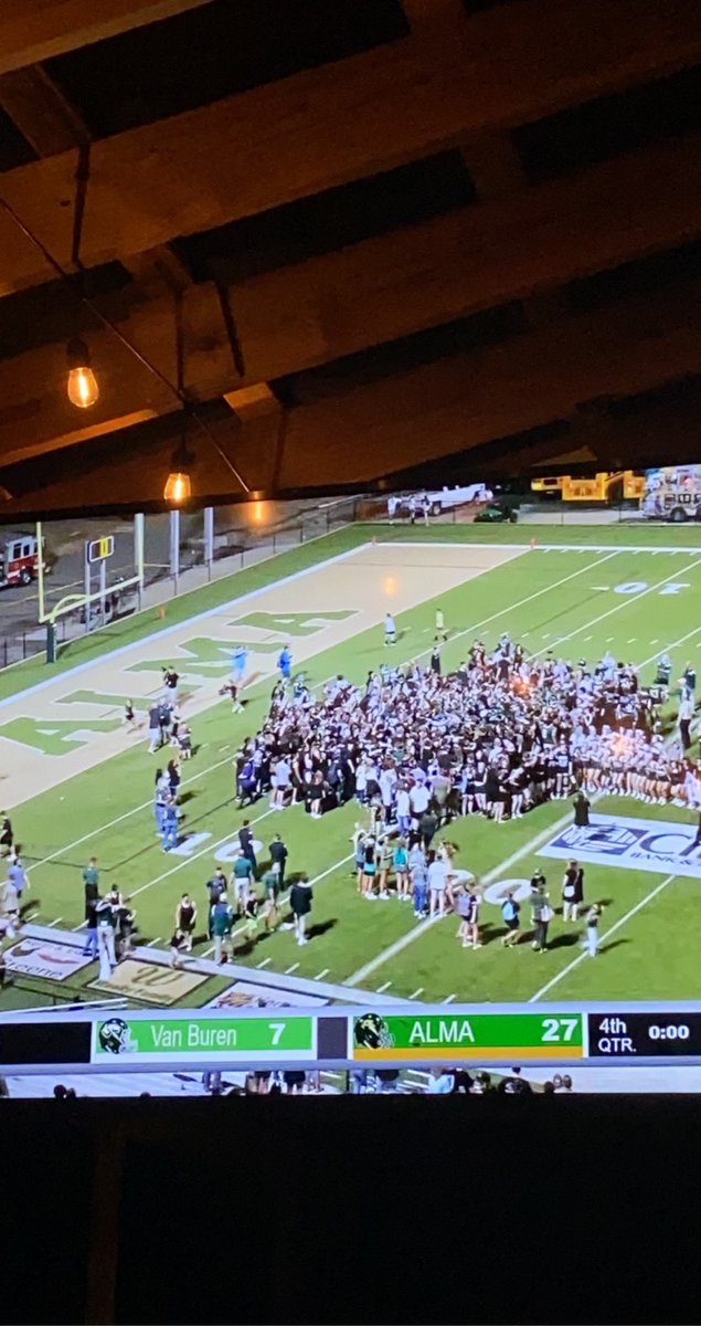 KristinKing10's tweet photo. Go Airedales!!!🐾🦴#battleofthebone #tuesdaynightfootball https://t.co/8qAuTgGUC7