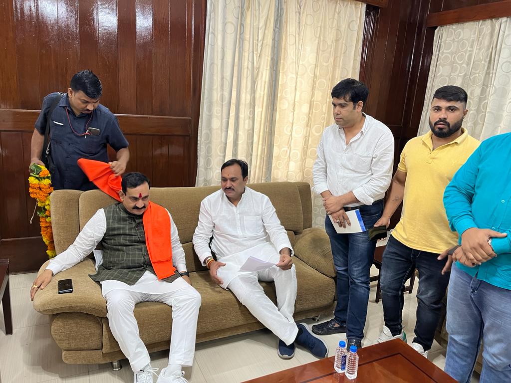 jiratijitu's tweet photo. पिछले दिनों इंदौर जिले की सांवेर तहसील के चंद्रावतीगंज थाना क्षेत्र में विशाल पटेल की हुई , हत्या है या दुर्घटना इसको लेकर आज इंदौर में  मध्य प्रदेश शासन के गृह मंत्री मा. @drnarottammisra जी से मुलाकात हुई और इस संबंध में ग्रह मंत्री जी को पूरी जानकारी प्रेषित की गई 1/2 https://t.co/sPs7L2Q6Nb
