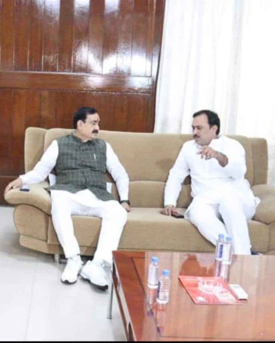 jiratijitu's tweet photo. पिछले दिनों इंदौर जिले की सांवेर तहसील के चंद्रावतीगंज थाना क्षेत्र में विशाल पटेल की हुई , हत्या है या दुर्घटना इसको लेकर आज इंदौर में  मध्य प्रदेश शासन के गृह मंत्री मा. @drnarottammisra जी से मुलाकात हुई और इस संबंध में ग्रह मंत्री जी को पूरी जानकारी प्रेषित की गई 1/2 https://t.co/sPs7L2Q6Nb