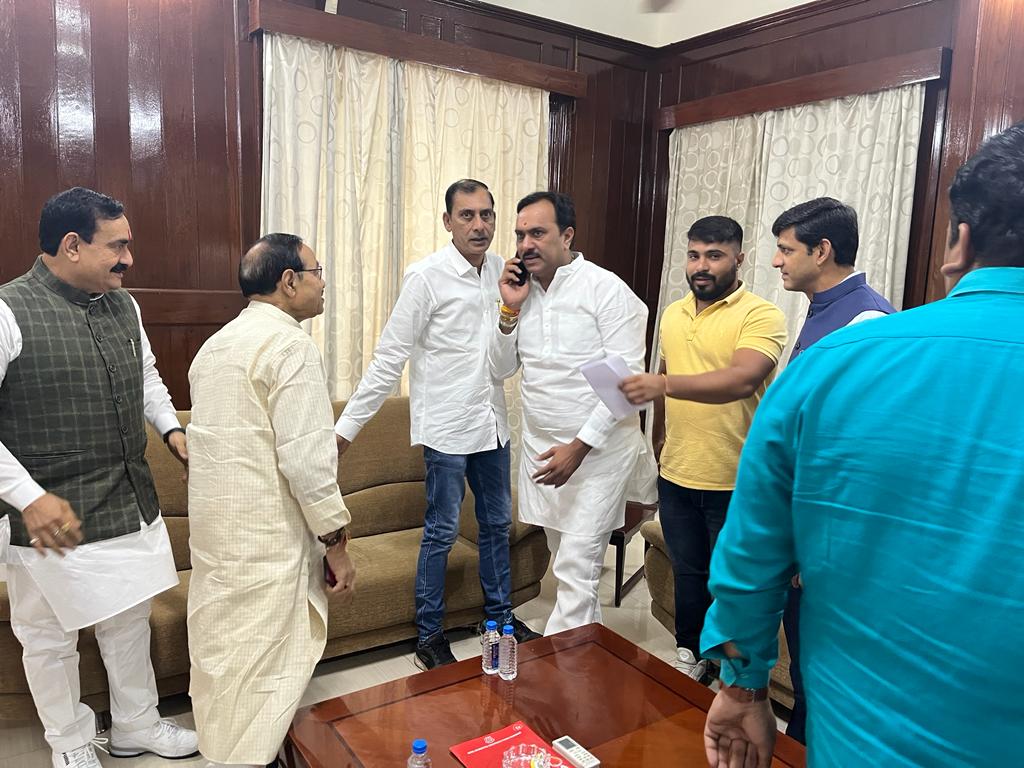 jiratijitu's tweet photo. पिछले दिनों इंदौर जिले की सांवेर तहसील के चंद्रावतीगंज थाना क्षेत्र में विशाल पटेल की हुई , हत्या है या दुर्घटना इसको लेकर आज इंदौर में  मध्य प्रदेश शासन के गृह मंत्री मा. @drnarottammisra जी से मुलाकात हुई और इस संबंध में ग्रह मंत्री जी को पूरी जानकारी प्रेषित की गई 1/2 https://t.co/sPs7L2Q6Nb
