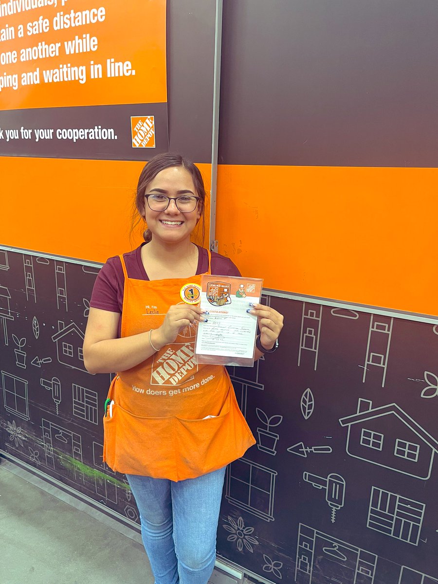 Great job Alfredo and Leslie, always putting our customers first!! Helping resolve their problems in aisle as well as up at the desk! Great job!! <a href="/DianaSundermann/">Diana Sundermann</a> @Fuerstenberg15 <a href="/valbroncos/">Valerie Maynes</a>