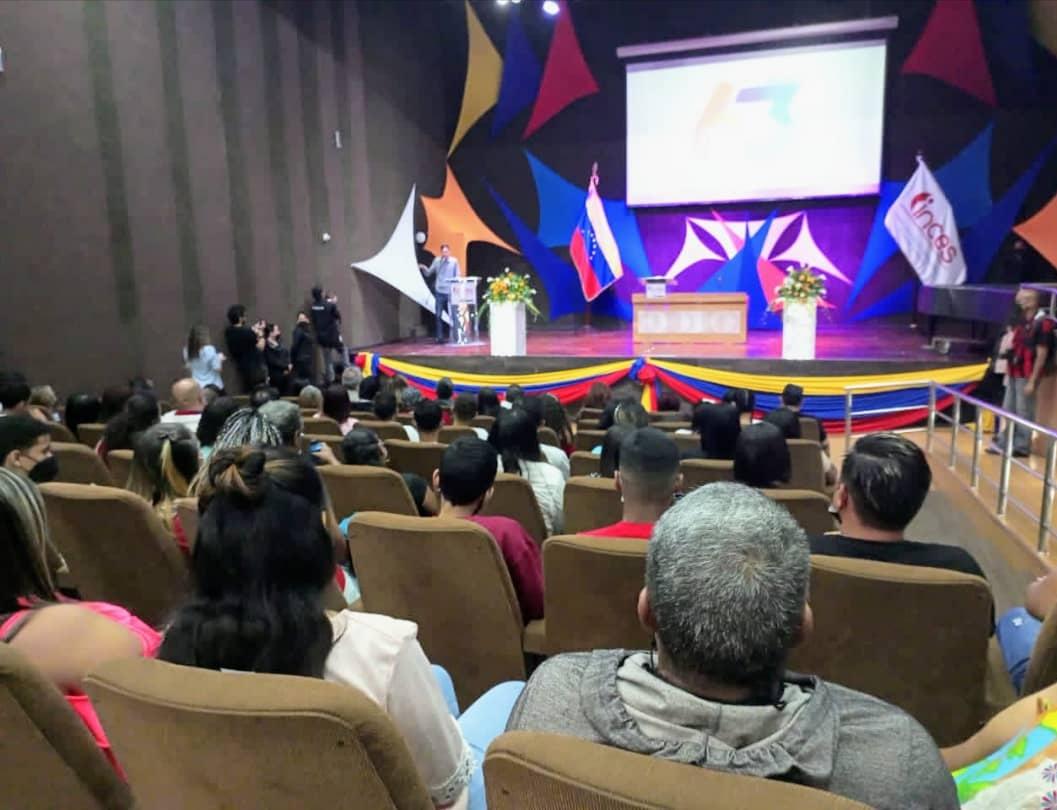 SomosOtroBeta's tweet photo. #Hoy firmamos un nuevo convenio con el @incessocialista para el acompañamiento, capacitación y certificación de nuestro
#ProgramaNacionalDeFormacion. En total, en 5 años hemos graduado 5.108 personas en 32 oficios productivos y saberes culturales, en nuestros 6 núcleos. https://t.co/0jvDOxuMBf