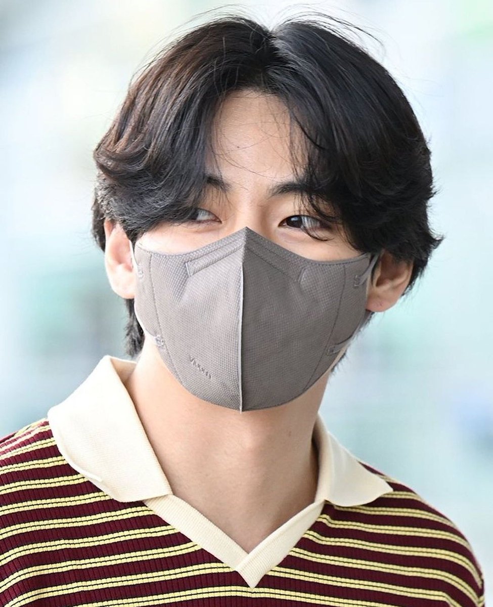 xellern's tweet photo. The color "Brown" suits you well my love 💜💜💜 kya pla nag ji-gym ka huh.. my something kang pinaghahandaan.. Enjoy NY.. 💜💜💜 #KimTaehyung #BTSV #SafeflightV @BTS_twt https://t.co/sYRkAjSijz