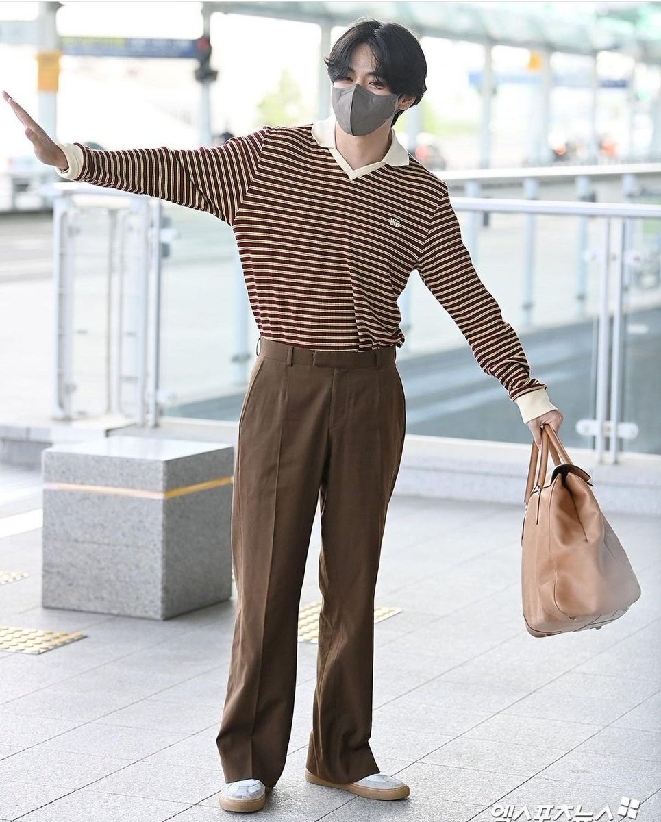 xellern's tweet photo. The color "Brown" suits you well my love 💜💜💜 kya pla nag ji-gym ka huh.. my something kang pinaghahandaan.. Enjoy NY.. 💜💜💜 #KimTaehyung #BTSV #SafeflightV @BTS_twt https://t.co/sYRkAjSijz