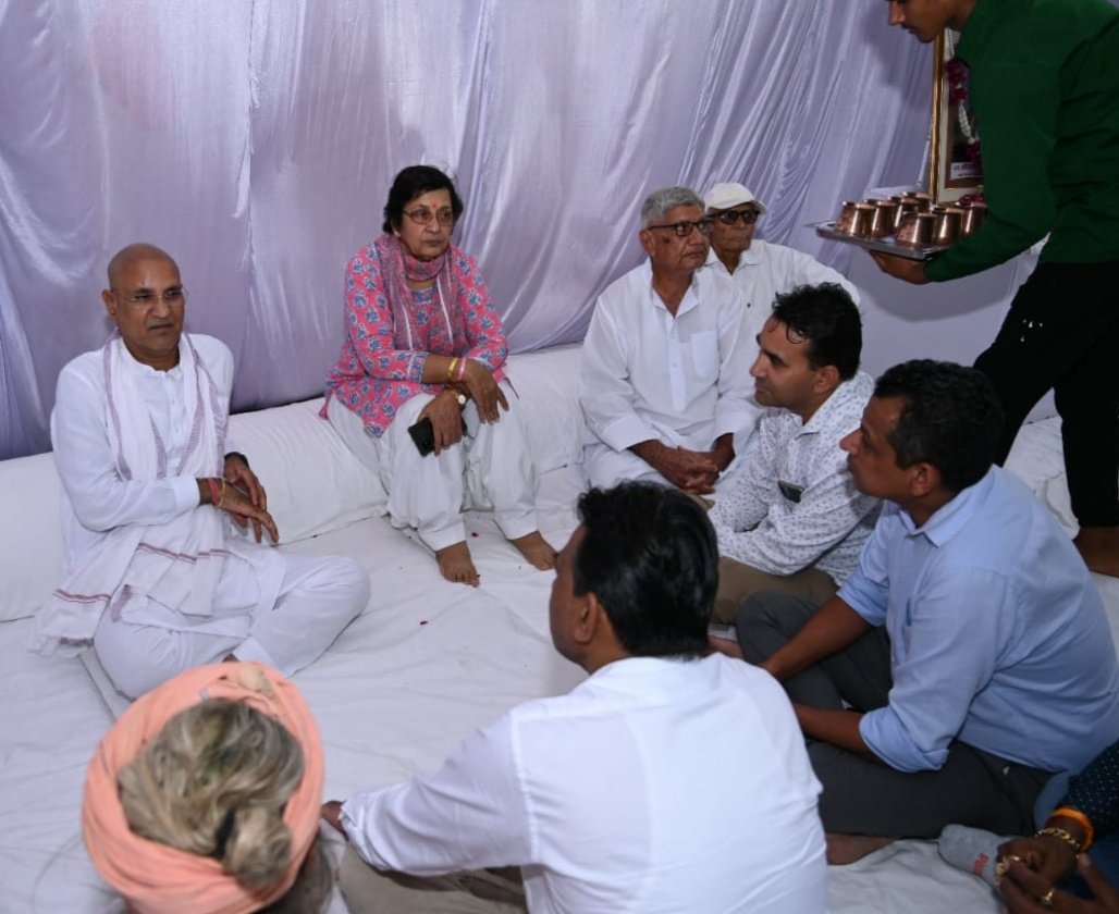 suchitraarya's tweet photo. राजस्थान कृषि उद्योग विकास बोर्ड के अध्यक्ष श्री रामेश्वर डूडी जी के माताजी के निधन पर आज बीकानेर स्थित उनके निवास स्थान पहुंचकर शोकसभा में दिवंगत आत्मा को श्रद्धांजलि अर्पित कर शोक संवेदनाएं व्यक्त की।
@RameshwarDudi https://t.co/7UtgK19eOZ