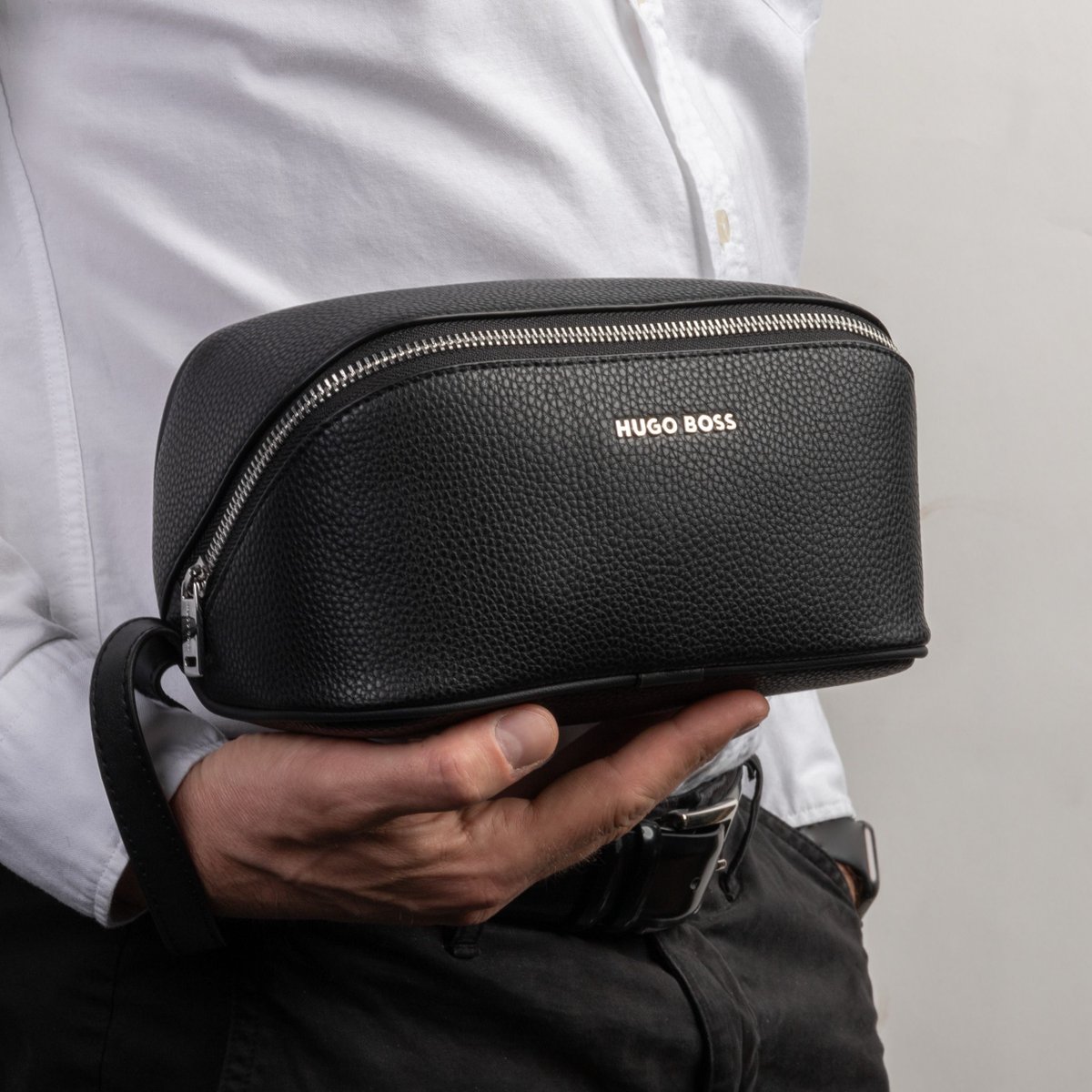 b2bgifts's tweet photo. The new "Storyline" dressing case is the perfect travel companion. It is offered inside a beautiful vegan leather pouch, that can also serve as a travel cosmetic bag, and features the new "HUGO BOSS" logo plate in silver color.
https://t.co/u4jtdDE4M4
#hugoboss #dressingcase https://t.co/FrtKgKsNF4