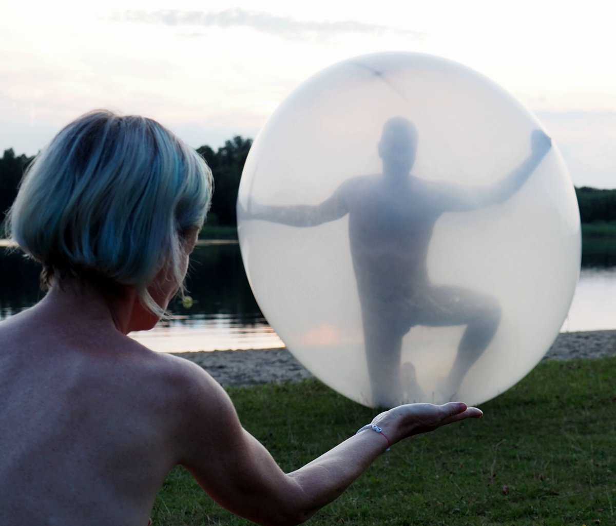 tom_schoemaker's tweet photo. Finish this sentence;

If I could save him in a bubble
the first thing that I'd like to do
Is to..... 

Modellen Gitta en Martin 

#inabubble #giantballoon  #couplephotoshoot #couplephotography https://t.co/heyuKOoQ3h