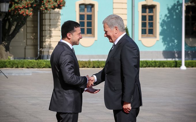 President Zelenskyy and President Niinistö greet each other and shake hands in Kyiv in the beginning of President Niinistö’s visit to Ukraine in 2019.