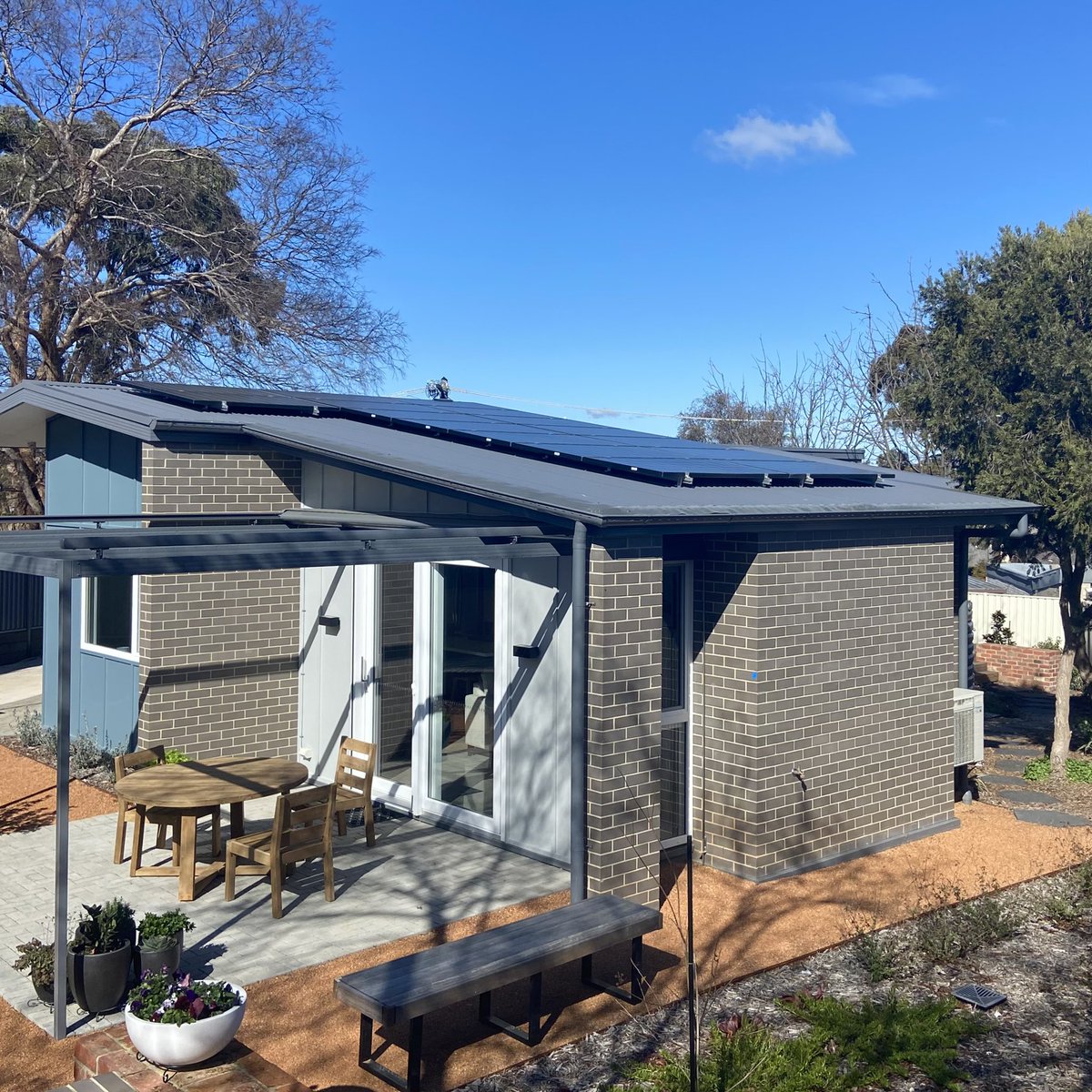 JenergyLight's tweet image. Just another all-electric, sun-soaking, 8 star house generating more electricity than it uses on a 13 degree day in Canberra.

Just showed this one to the local HIA award judges.