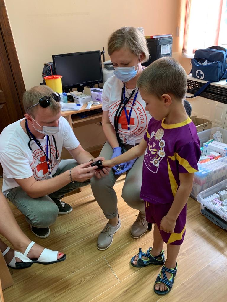I #ukraina gir ⁦@rodekorsnorge⁩ sammen med Ukraina Røde Kors helsehjelp. I går traff jeg en familie som hadde flyktet fra Luhansk til Ternopil. Et av de mobile helseteamene undersøker en av de yngste i søskenflokken. Over 15.000 mennesker har nå fått helsehjelp fra disse.
