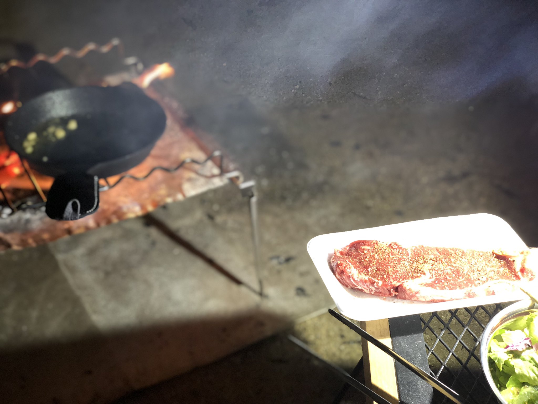 しんのん Camp 昨晩は焚き火で自分にご褒美 スキレットでサーロインステーキ を焼きました 今朝は初めてメスティンで炊飯して朝ごはん コーナンアルミスキレット ステーキにほりにし ジブリ飯もどき T Co Npzmryipst Twitter