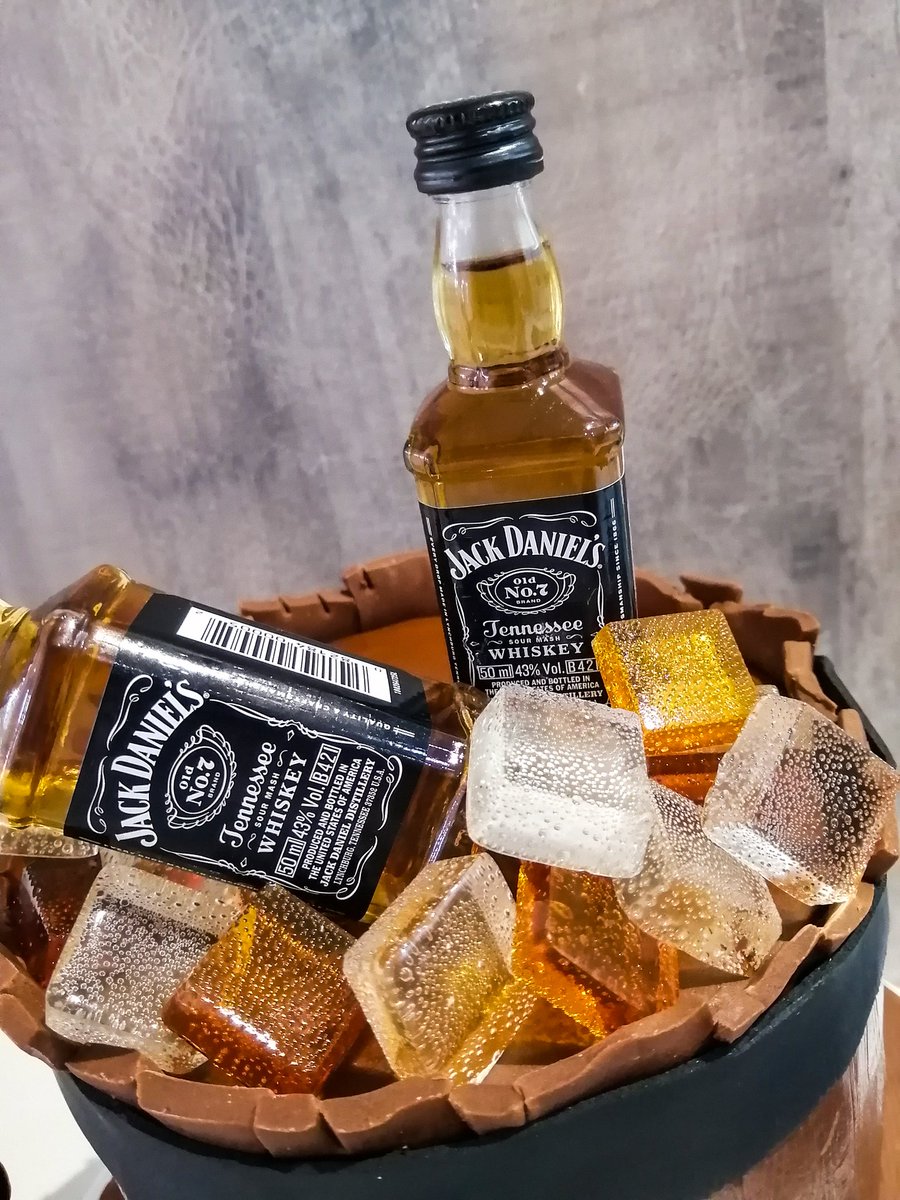 RamadimetjaCre's tweet photo. Jack Daniels😍👌🔥
#pta #pretoria #ptabaker #pretoriabaker #birthdaycake #cakes #JackDaniels #jackdanielscake #ramadimetjacreations #SmallBusiness #DJSBU https://t.co/XpHzuRHSr2