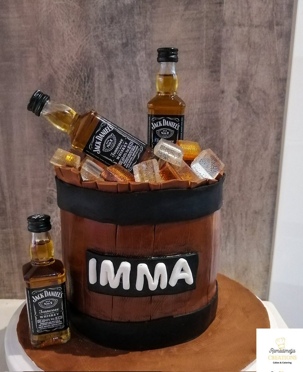 RamadimetjaCre's tweet photo. Jack Daniels😍👌🔥
#pta #pretoria #ptabaker #pretoriabaker #birthdaycake #cakes #JackDaniels #jackdanielscake #ramadimetjacreations #SmallBusiness #DJSBU https://t.co/XpHzuRHSr2