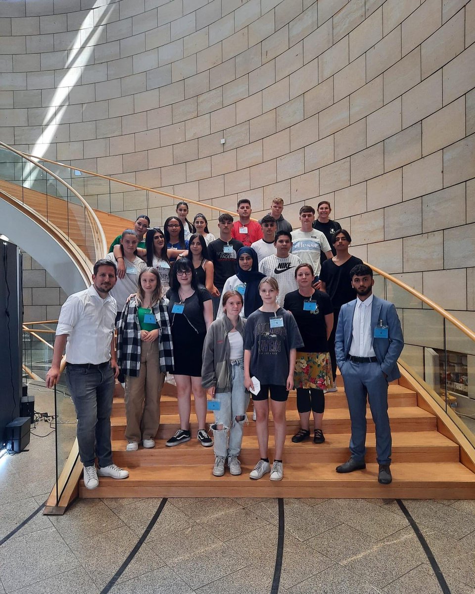 HammMls's tweet photo. Unsere 10ABOR zu Besuch im @Landtag_NRW bei @JustusMoor #schule #exkursion #hamm #nrw #twlz #politischebildung #Duesseldorf https://t.co/NKFTdM5dKk
