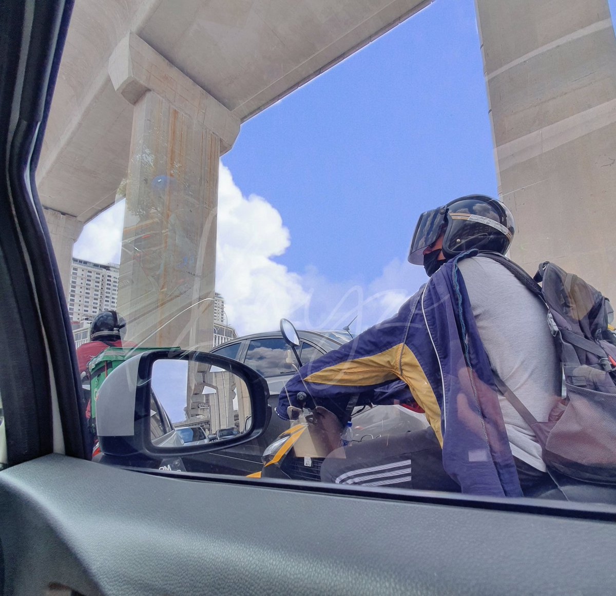 Was so engrossed texting and sending noods to my generous tippers at the light and when I looked up,  I saw Abang Biker looking in. 😳
I wonder if he saw anything.

What would you do if you are the Abang Biker who saw all the saucy pictures I was scrolling thru?